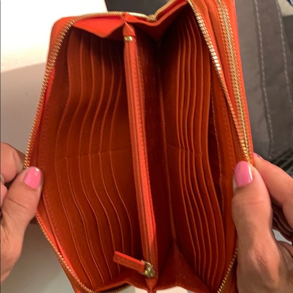 Tory Burch Poppy Clutch Wallet. - Picture 5 of 6